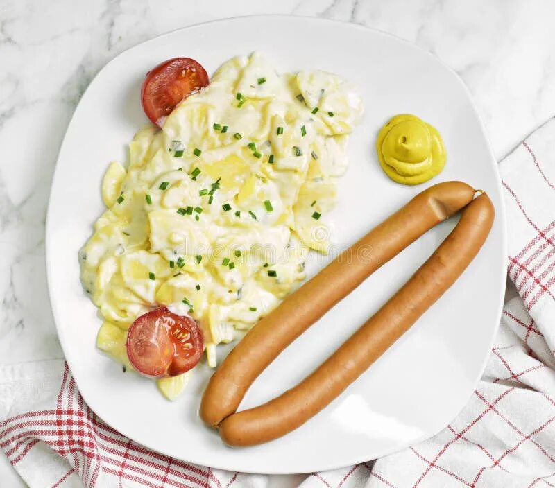 Картошка лук она шептала сосиски майонез кефир. Печеная картошка. Картошка пюре с сосисками. Картошка лук она шептала сосиски майонез кефир. Картофель жареный с сосисками.