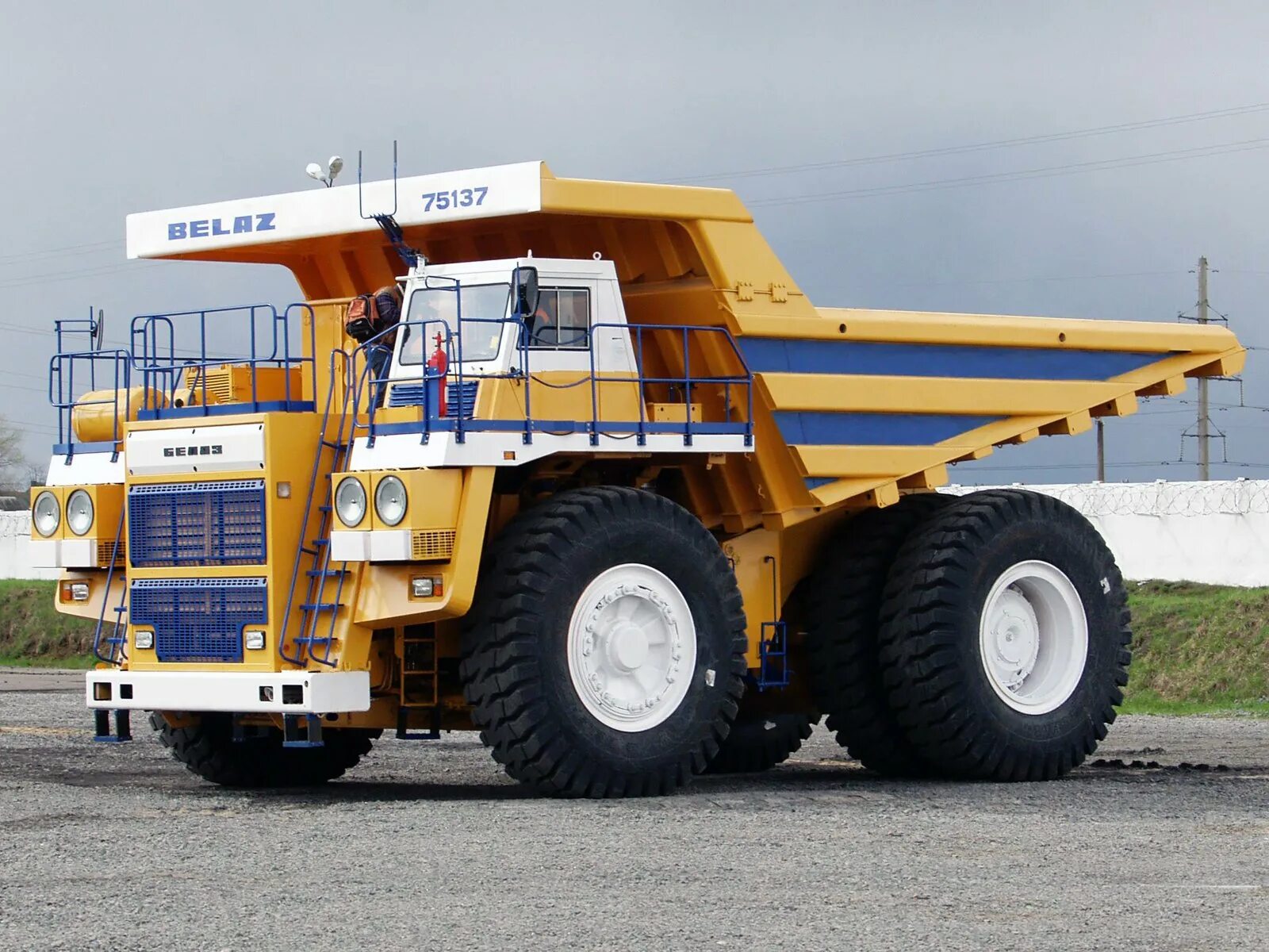 Белаз-75710 самосвал. Белаз-75710. Карьерный грузовик белаз 75710. Карьерный самосвал белаз-75710. Карьерный грузовик белаз 75710.