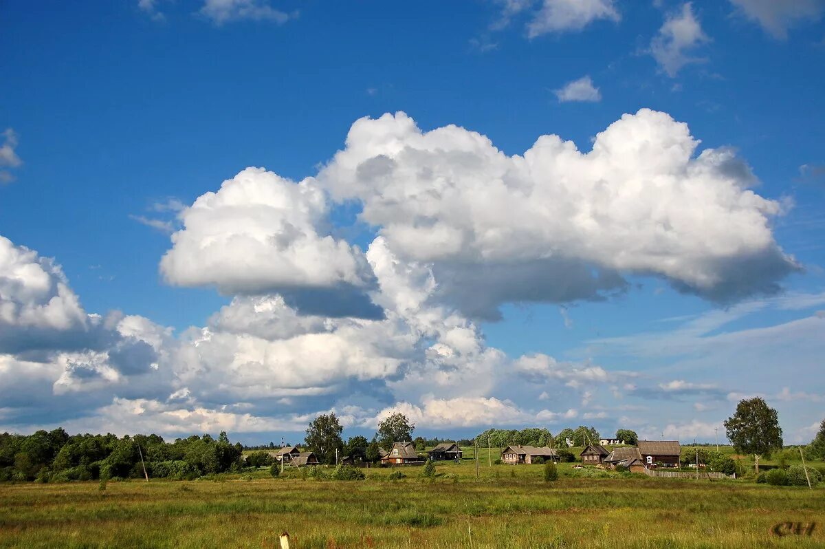 Красивые облака. Небо в деревне. Деревня облака. Облака над домом.