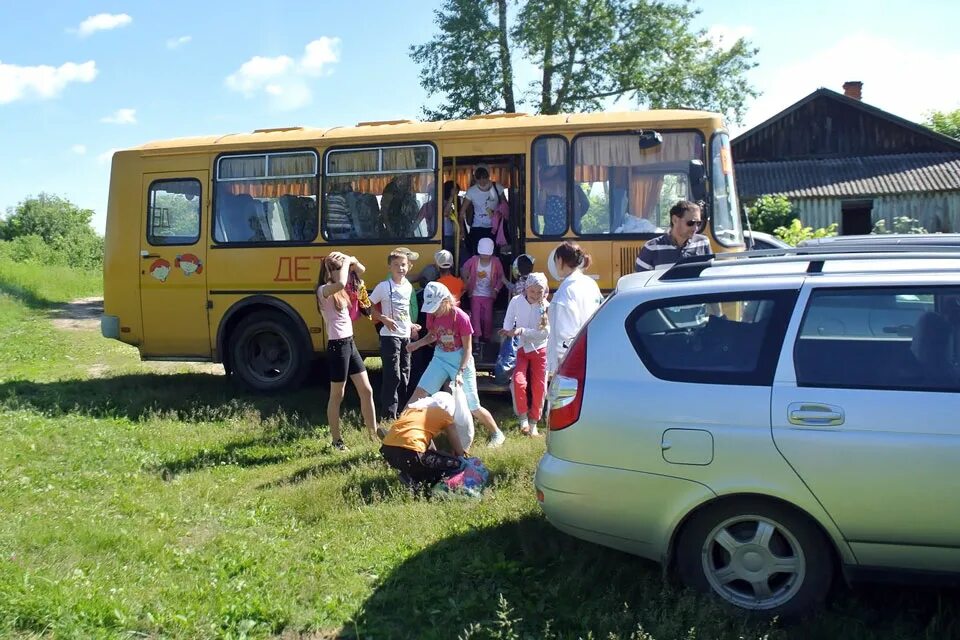 Автобус дол. Автобус для детей. Автобус в лагерь. Автобусная экскурсия детский лагерь. Поездка в лагерь.