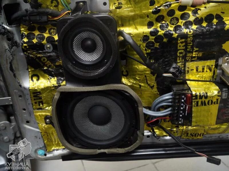 Ford mustang автозвук. Sq трешка автозвук. акустика в бмв ф30. динамики в машину. автозвук в ford mustang 2016.