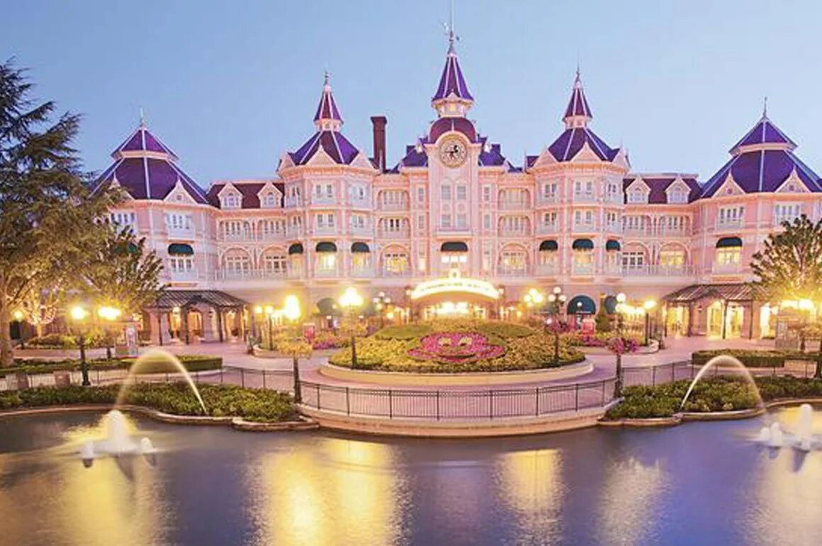 Отели дисней. Отель Disneyland Париж. Гостиница Диснейленд в Париже. Замок в Диснейленде в Париже отель. Диснейленд Франция гостиница.