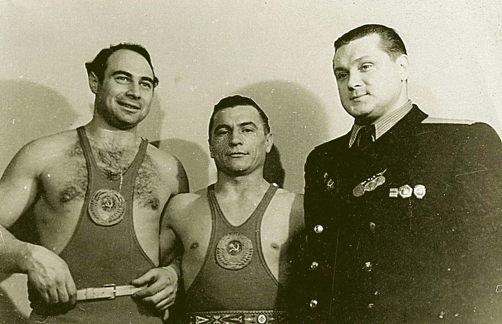 Сборная ссср чемпион европы 1960. Кто стал советским чемпионом. Кто стал советским чемпионом. Сборная ссср по хоккею 1960. Сборная ссср - олимпийский чемпион 1964.