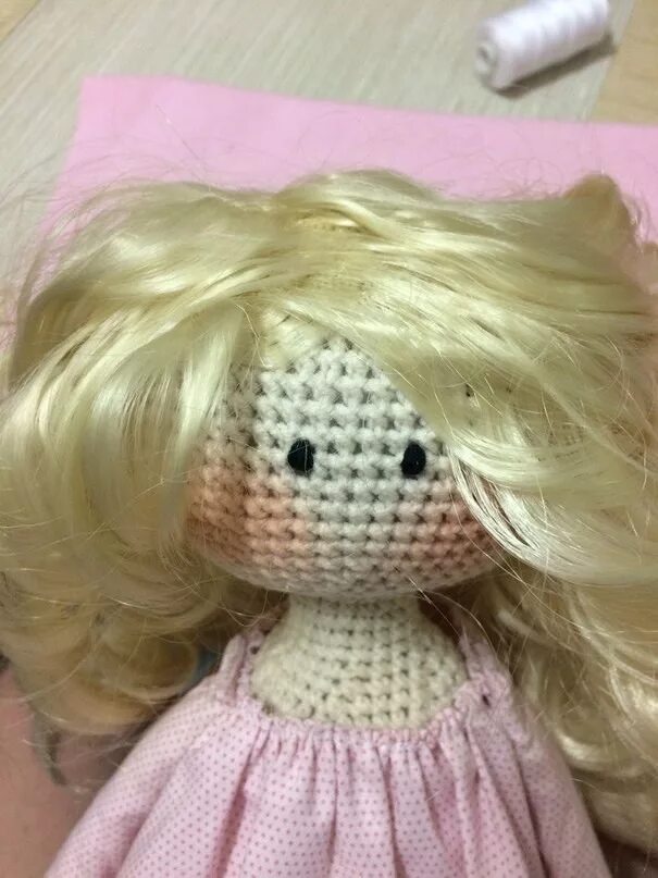 Пришивание трессов кукле вязаной. Как пришить вязаной кукле. Пришить трессы текстильной кукле. Как пришить вязаной кукле. Как пришить вязаной кукле.