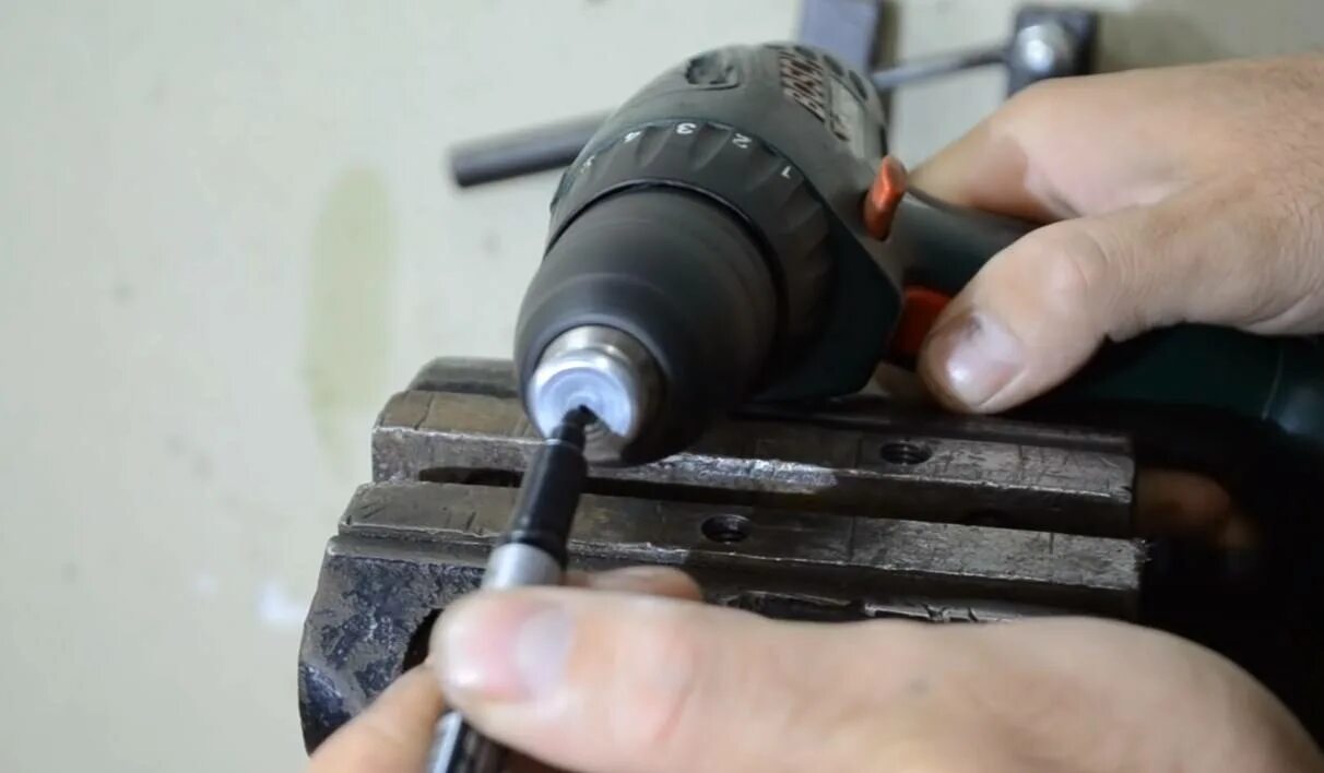 Просверлить шпильку. Сверло для квадратных отверстий по металлу. Как просверлить болт. Болт просверленный насквозь. Просверлить отверстие в шпильке.