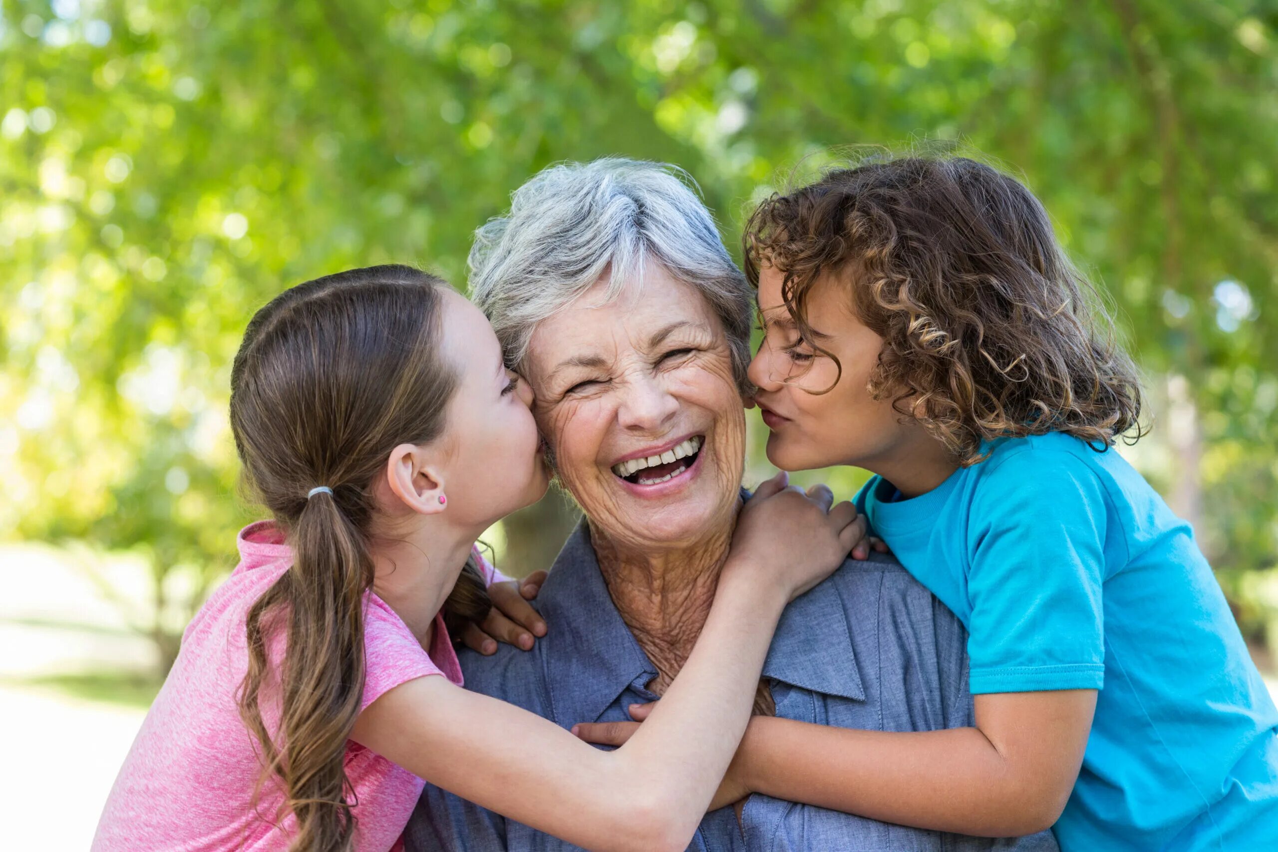 Grandma's love. Бабушка и внуки. Бабушка и внук. Бабушка с ребенком. Фотосессия бабушка с внуками.