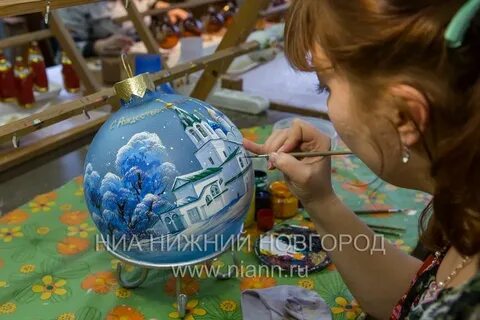 На фабрике мастера расписали 160 елочных игрушек