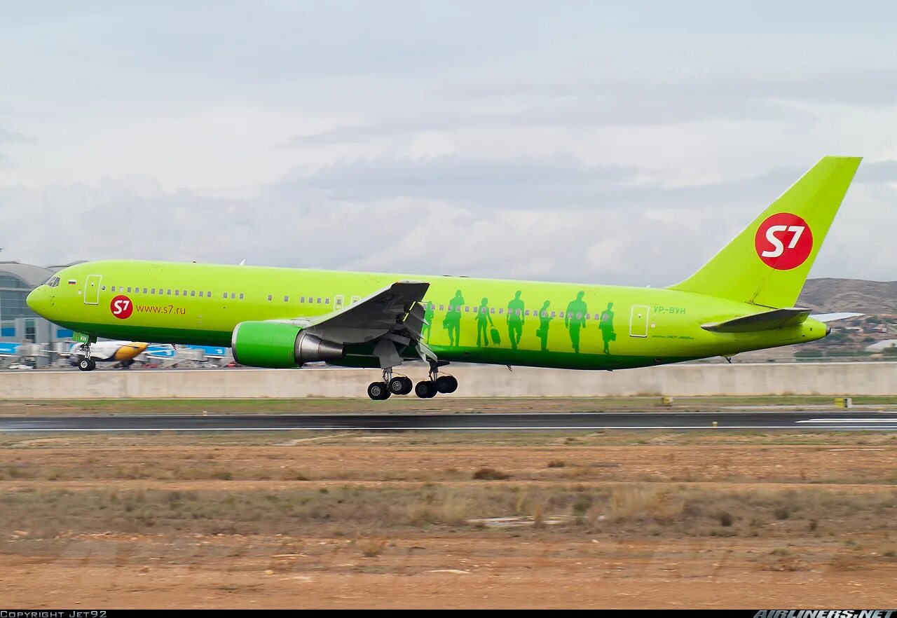 Авиакомпания сибирь s7 airlines. S7 Airlines Boeing 767. 767-300er s7 салон. Боинг 767 s7 салон. Boeing 767-300 s7 модель.