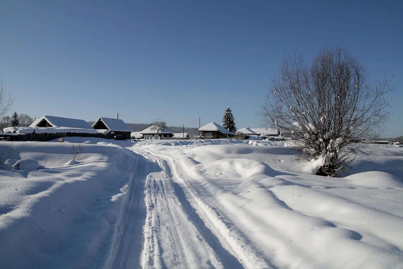 В 2 соседних деревнях. Село зимой. Зимняя деревня. Зима в деревне. Зимняя деревенская улица.