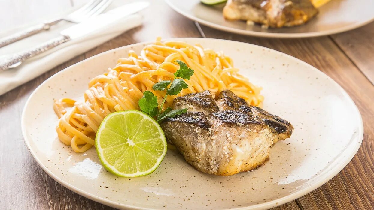 Пожарить зубатку на сковороде вкусно как стейк. Зубатка стейк. рыба зубатка филе. филе зубатки стейк. гарнир из макарон к рыбе.