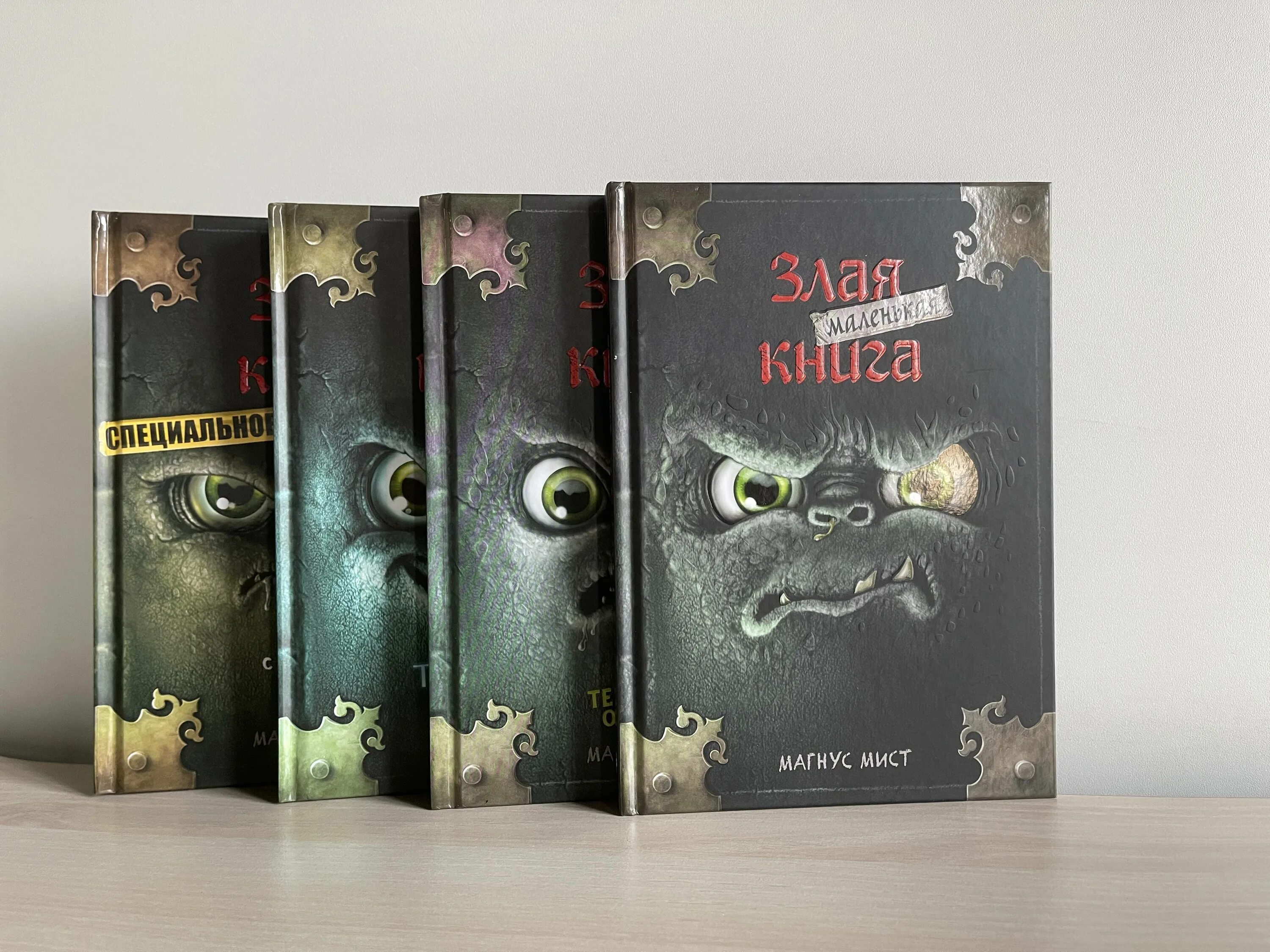 Книги об истории survival horror. Замысел дьявола. Шваб голланд книга. Лавкрафт против стивена кинга. Книги об истории survival horror.