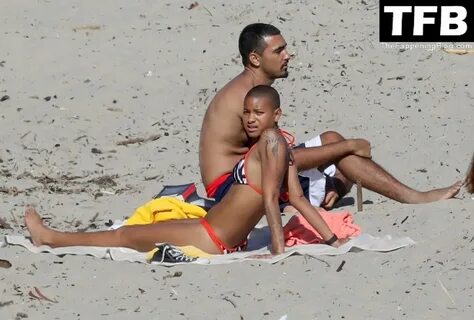 Willow Smith Makes a New Friend While Tanning Solo in Malibu (40 Photos) .