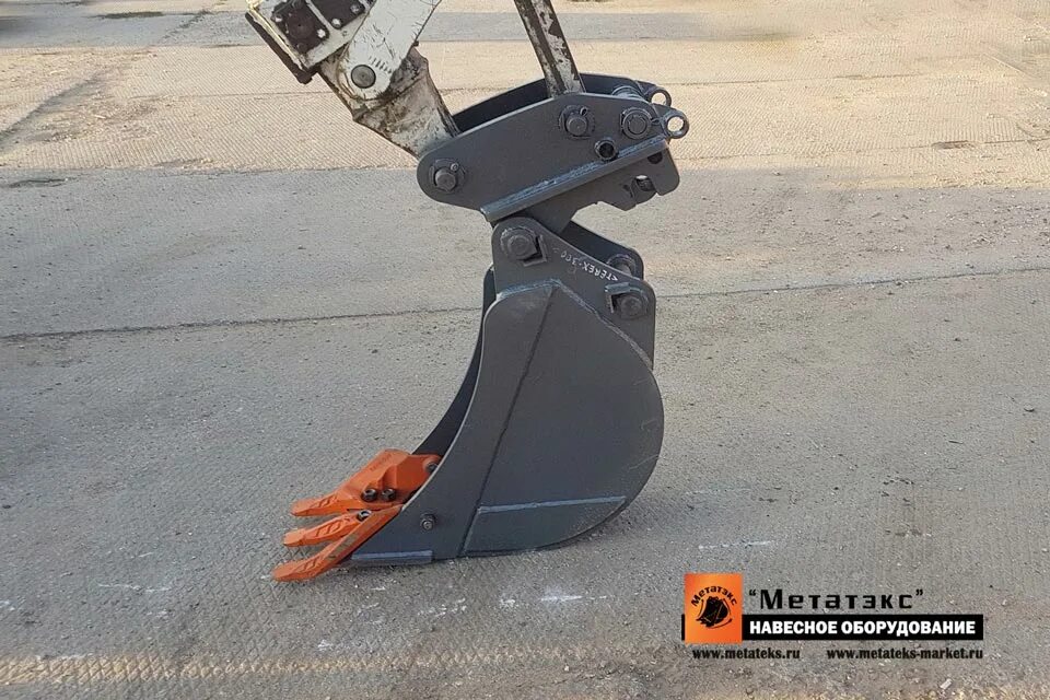 вилы паллетные для минипогрузчика. навесное оборудование для uds114. навесное оборудование jcb cx3 челюстной ковш. Bobcat вилы паллетные. Jcb 3cx ковш 40см.