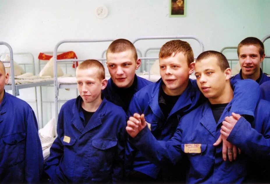 Со скольки лет сажают в детскую колонию. Детская колония для несовершеннолетних. колония для несовершеннолетних преступников. несовершеннолетние осужденные. колония для несовершеннолетних мальчиков.