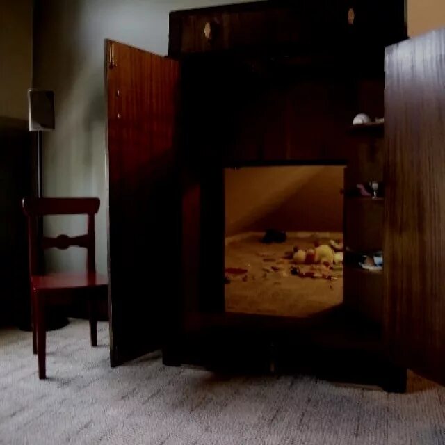 Включи видео секретной комнаты. Secret room игра. Тайная комната екатерины 2 для утех. Потайная комната в полу. Секретная комната.