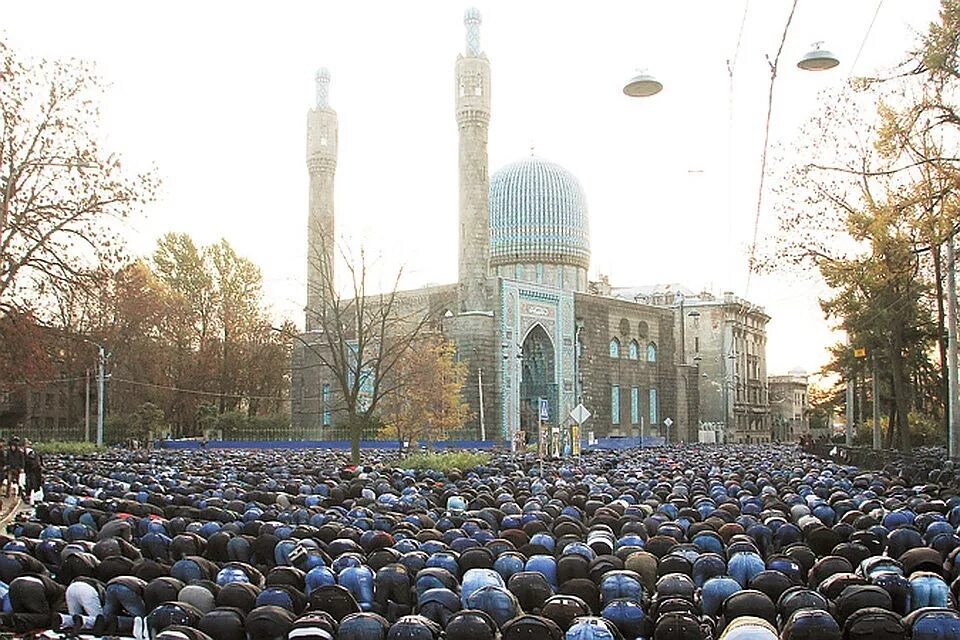 Ураза байрам санкт петербург. Соборная мечеть Санкт-Петербурга. Соборная мечеть в Санкт-Петербурге Курбан байрам. Соборная мечеть на Горьковской. Мечеть метро Горьковская Санкт-Петербург.