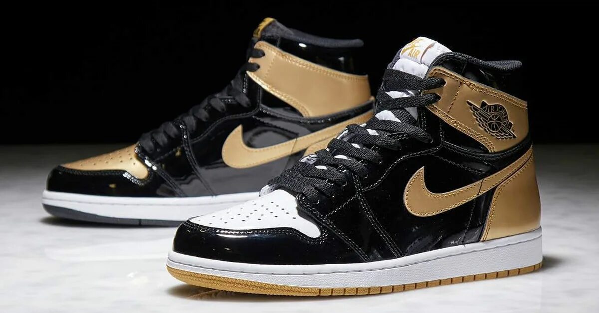 Кроссовки черно золотые. Nike Air Jordan 1 Black Gold. Nike Air Jordan 1 Gold. Nike Air Jordan 1 High Metallic Gold. Air Jordan 1 Black Gold.