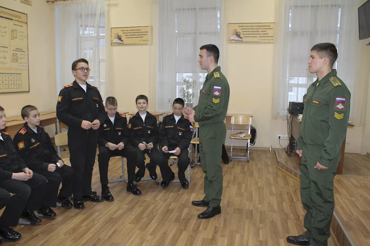 Казанское Суворовское военное училище. Курсанты военных вузов СВУ. Военное учебное заведение в Казани. Курсанты на занятиях. Новости сву на украине