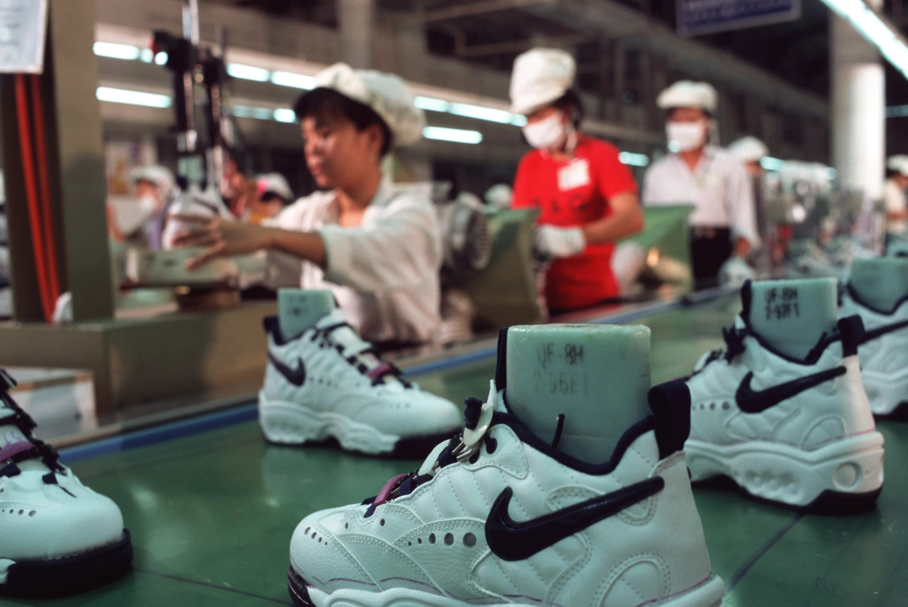 Завод найк. Найк Вьетнам. Вьетнам завод Nike. Nike Shoes Factory Vietnam. Обувная фабрика Nike во Вьетнаме.