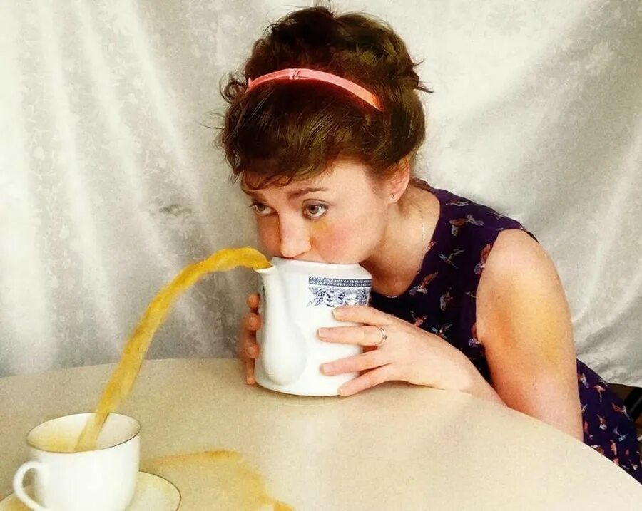 Одно начало сидела женщина скучала. Дует в чайник. Стояла девушка скучала. Стояла девушка скучала. Стояла девушка скучала.