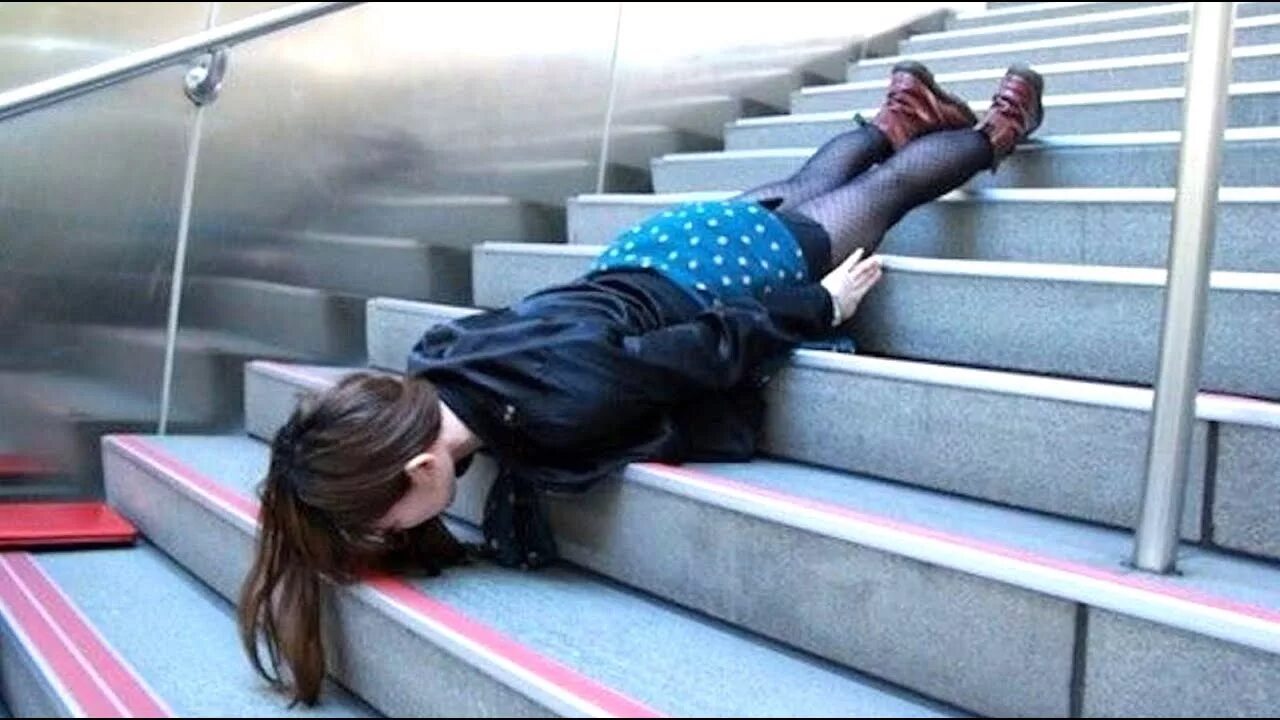 Что упало человеку на голову. Человек лежит на лестнице. Девушка лежит на ступеньках. Девушка лежит лицом вниз. Человек на ступеньках.