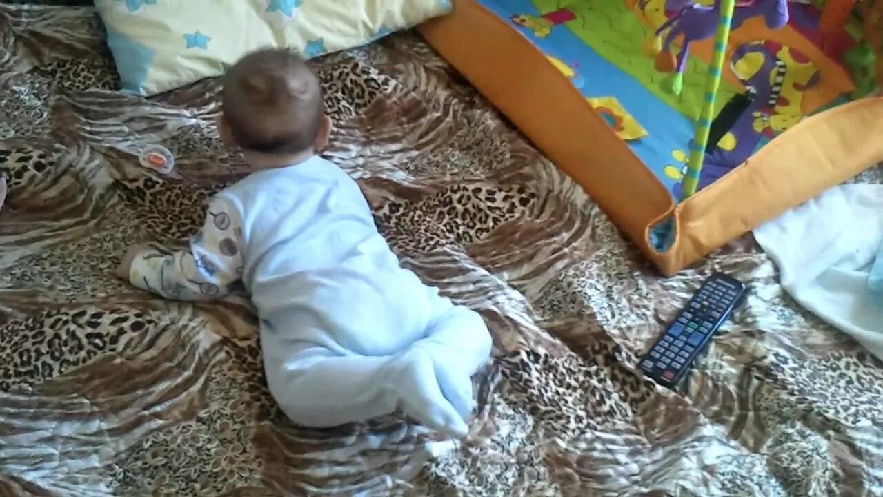 Поворачивается со спины на живот. Переворот ребенка со спины на живот. поворот ребенка со спины на живот. живот ребенка в 10 месяцев. переворот с живота на спину в 2 месяца.