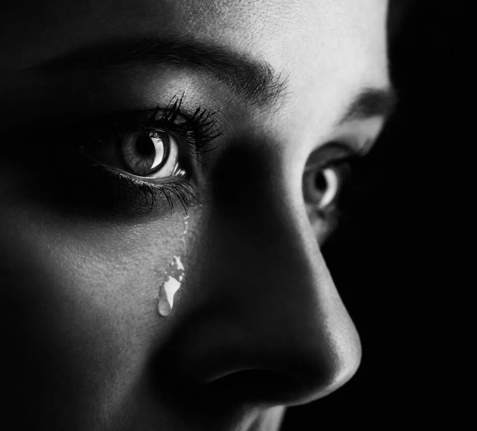 Плачущая женщина слушать. Женщина плачет. Плачущая женщина. Слезы женщины. Плачущее лицо девушки.