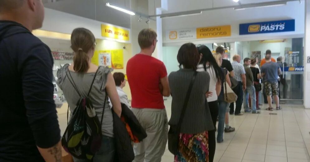 Очередь в магазин одежды. Сон очередь в магазине. Очередь в британии. К чему снится ходить по магазинам одежды. Очередь в магазине.