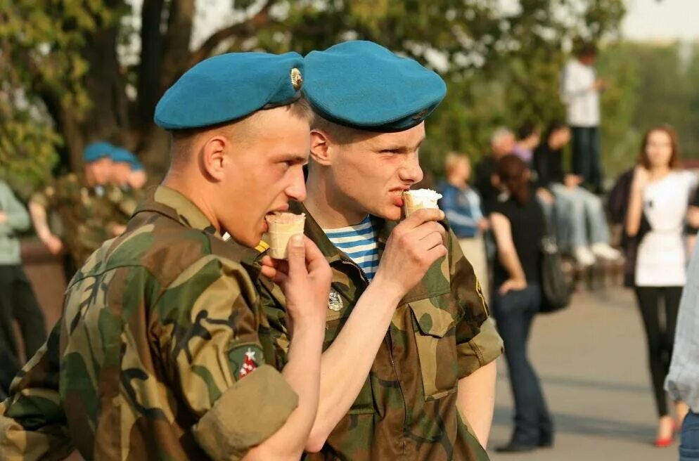 Армия навещать. Солдат в увольнении. Солдаты в армии. Солдаты отдыхают в армии. Увольнение военнослужащего.