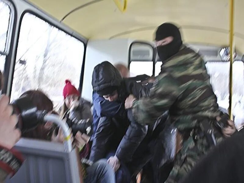 Террористы в автобусе с детьми. Захват автобуса террористами. захват заложников в автобусе.