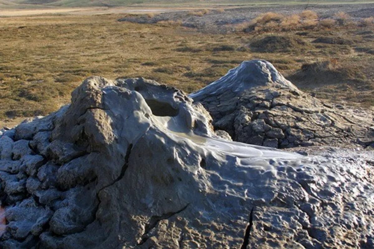 Долина грязевых вулканов. Булганакские грязевые вулканы керчь. Грязевой вулкан джау-тепе керчь. Грязевой вулкан джау-тепе. Грязевые вулканы таманского полуострова.