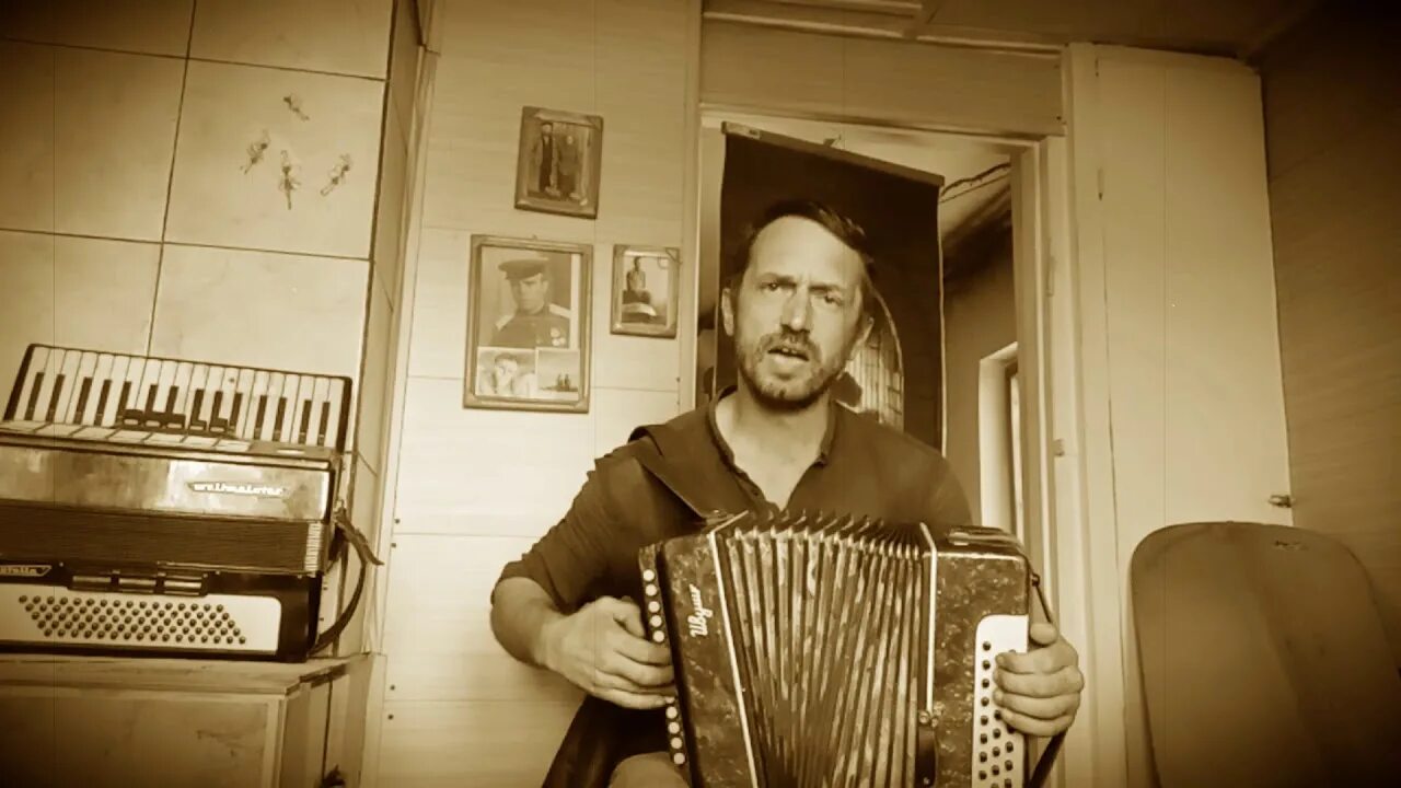 Петлюра над землей бушуют травы. Песня бушуют травы. Над землёй бушуют травы облака. Над землёй бушуют травы. Над землёй бушуют травы облака.