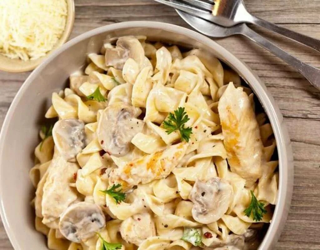 Макароны с грибами и курицей в сливочном. Паста карбонара с курицей и грибами в сливочном соусе. паста курица карри. макароны с курицей и грибами в сливочном соусе. макароны с грибами в сливочном соусе с сыром.