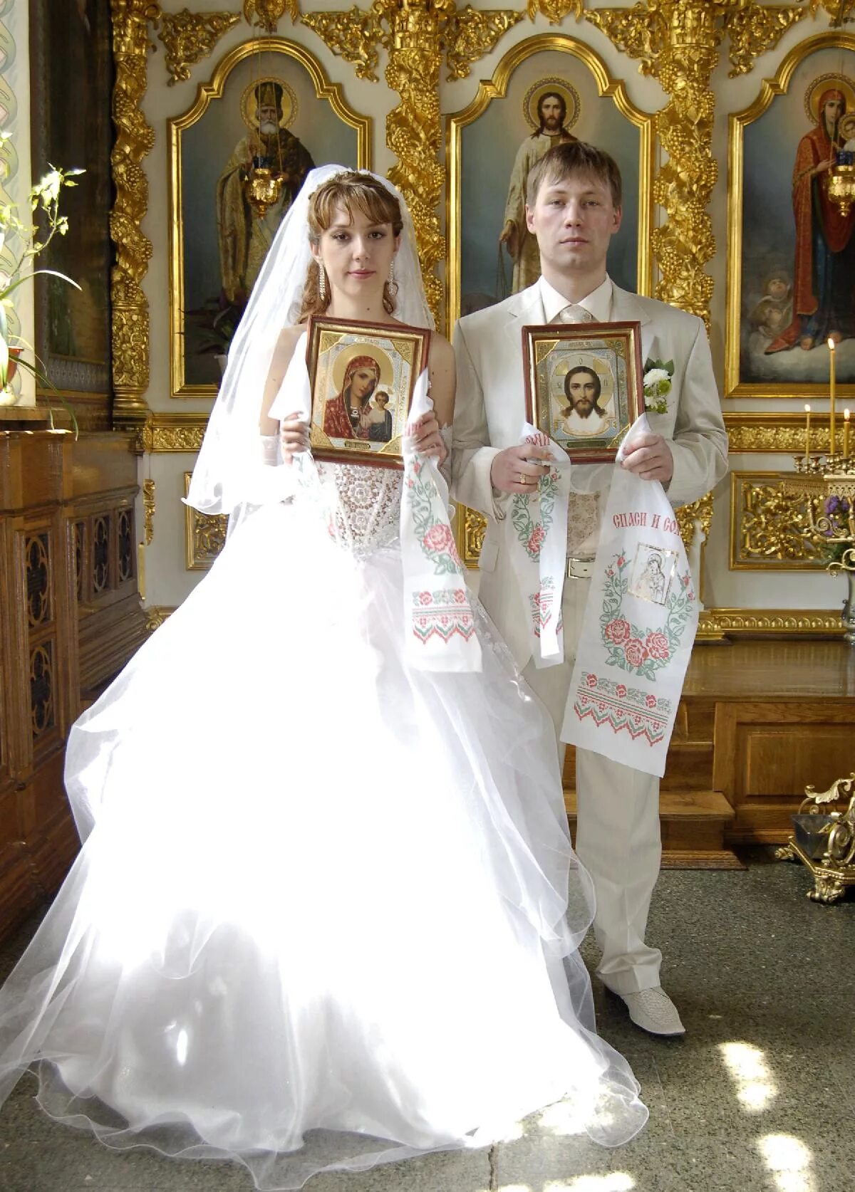 Венчание молодоженов в церкви. Венчальное платье. Невеста на венчании. Венчальный образ.