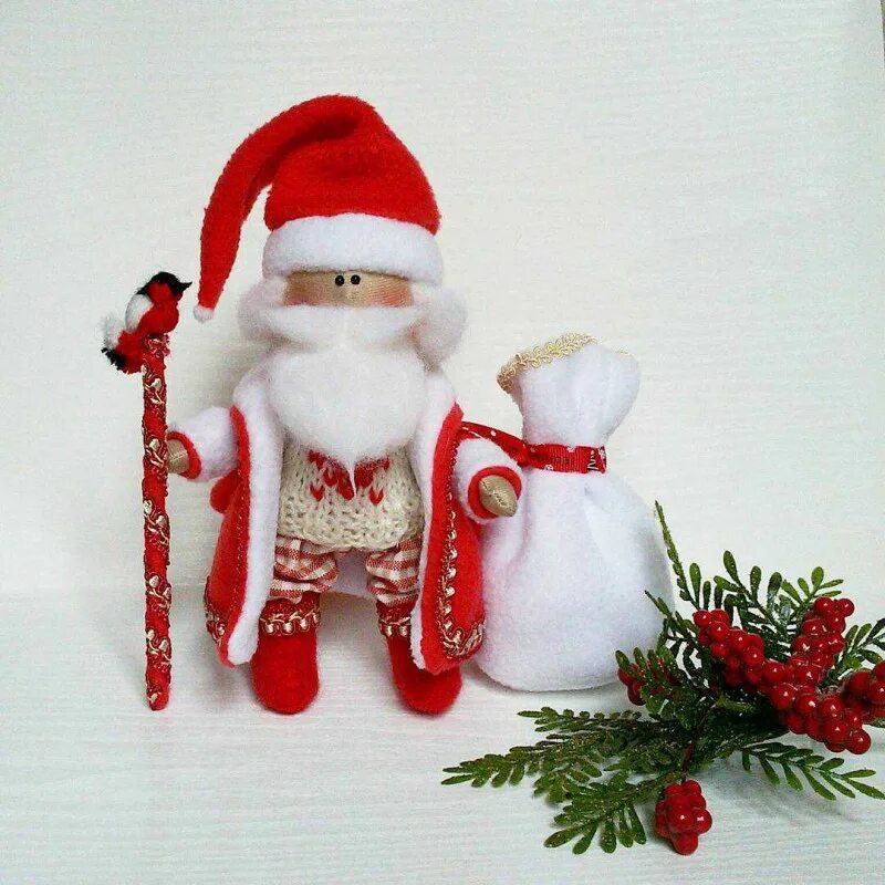 Дед мороз подарки игрушки. Текстильная кукла дед Мороз. Интерьерная игрушка дед Мороз.