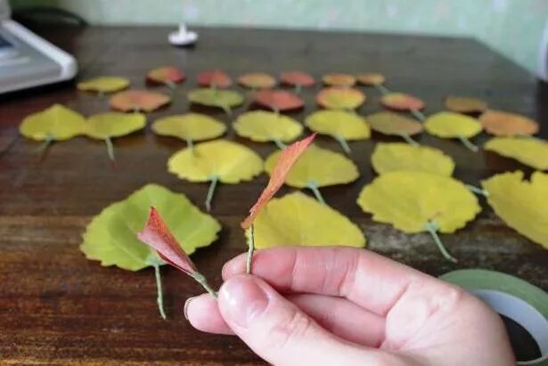 Панно из дерева листья. Приклеивание осенних листьев. Приклеишь лист. Вырезанная бумага. Декупаж листьями деревьев.