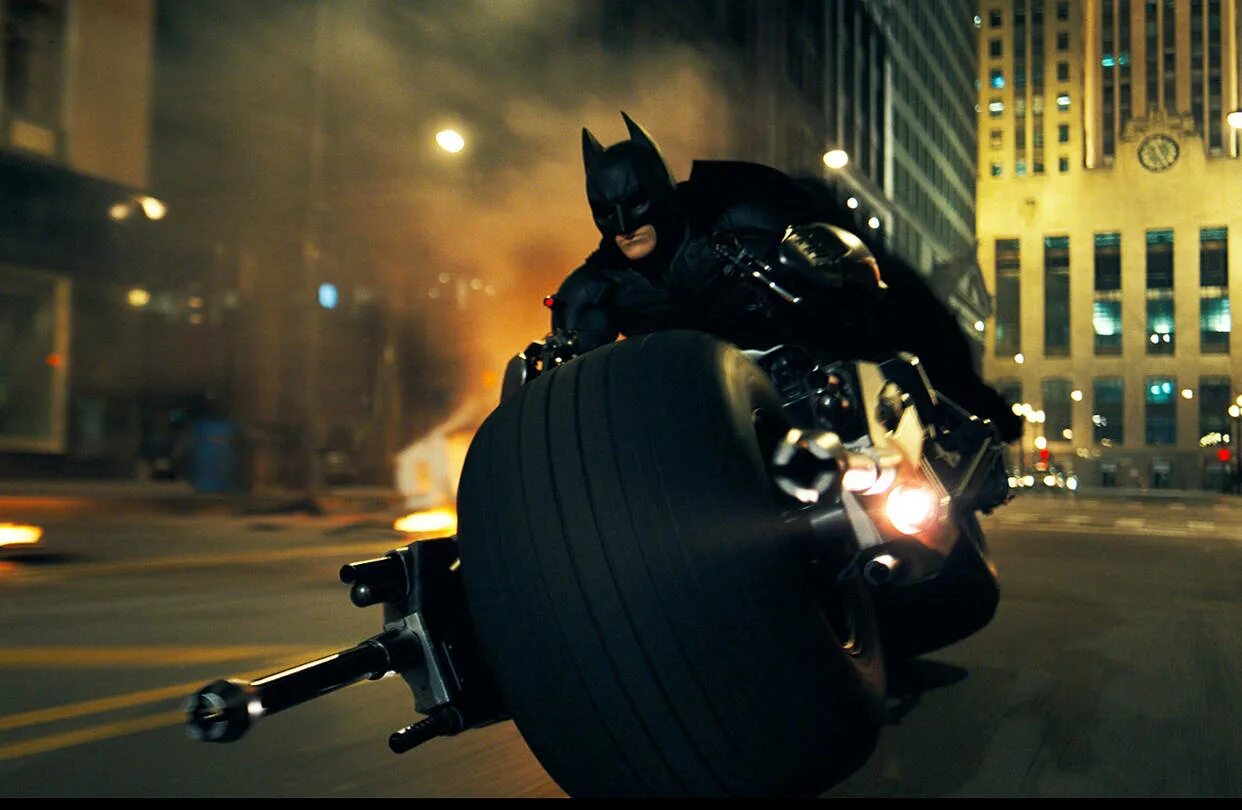 Темный рыцарь реклама. Бэтцикл темный рыцарь. кристиан бейл бэтмен 2025. кристиан бейл бэтмен мотоцикл. бэтмобиль темный рыцарь.