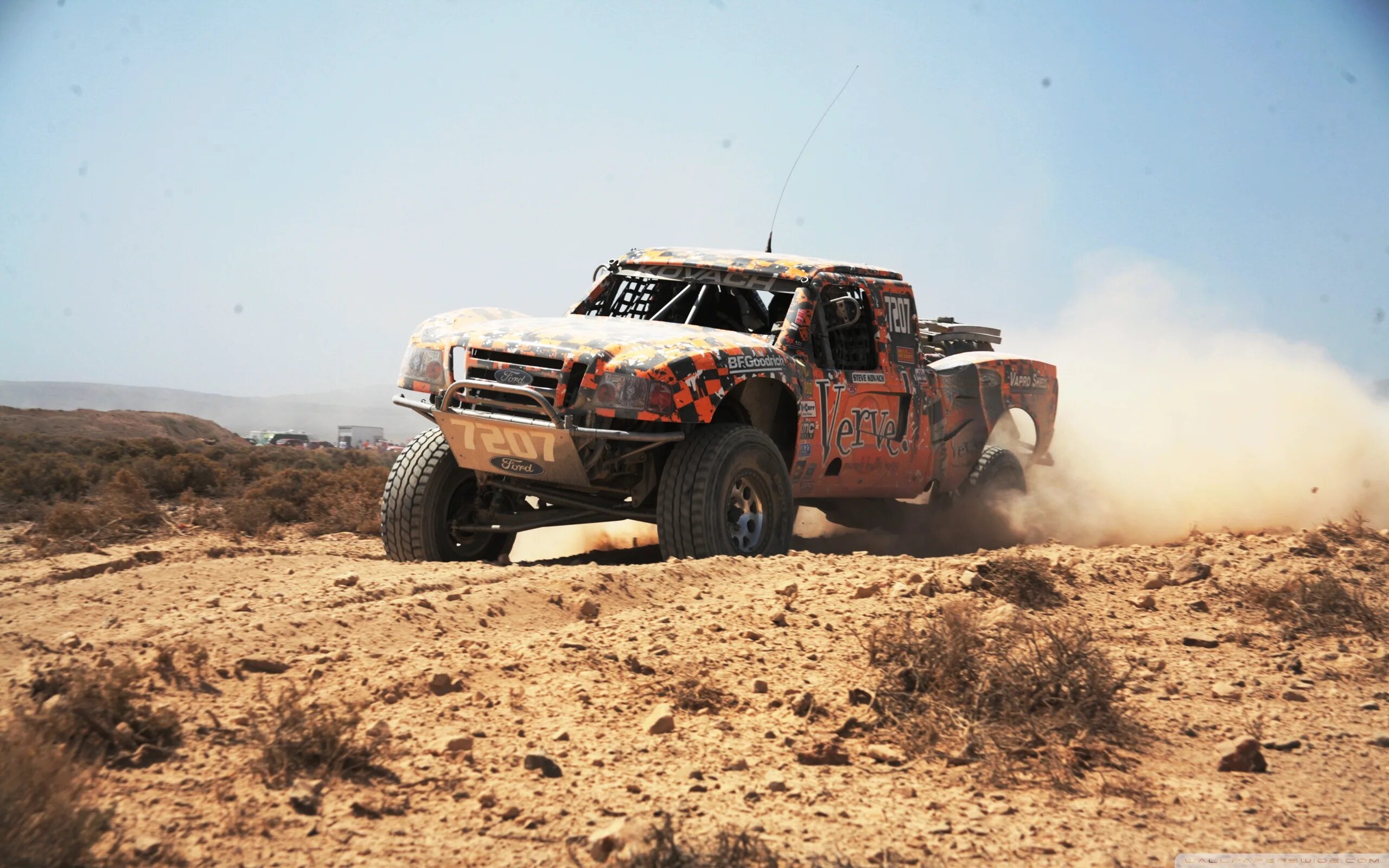 Ford Raptor Rally. Ford Raptor 6 ралли. Ford Raptor Baja Trophy Truck. Baja 1000 Trophy Truck. Машины едут по пустыне