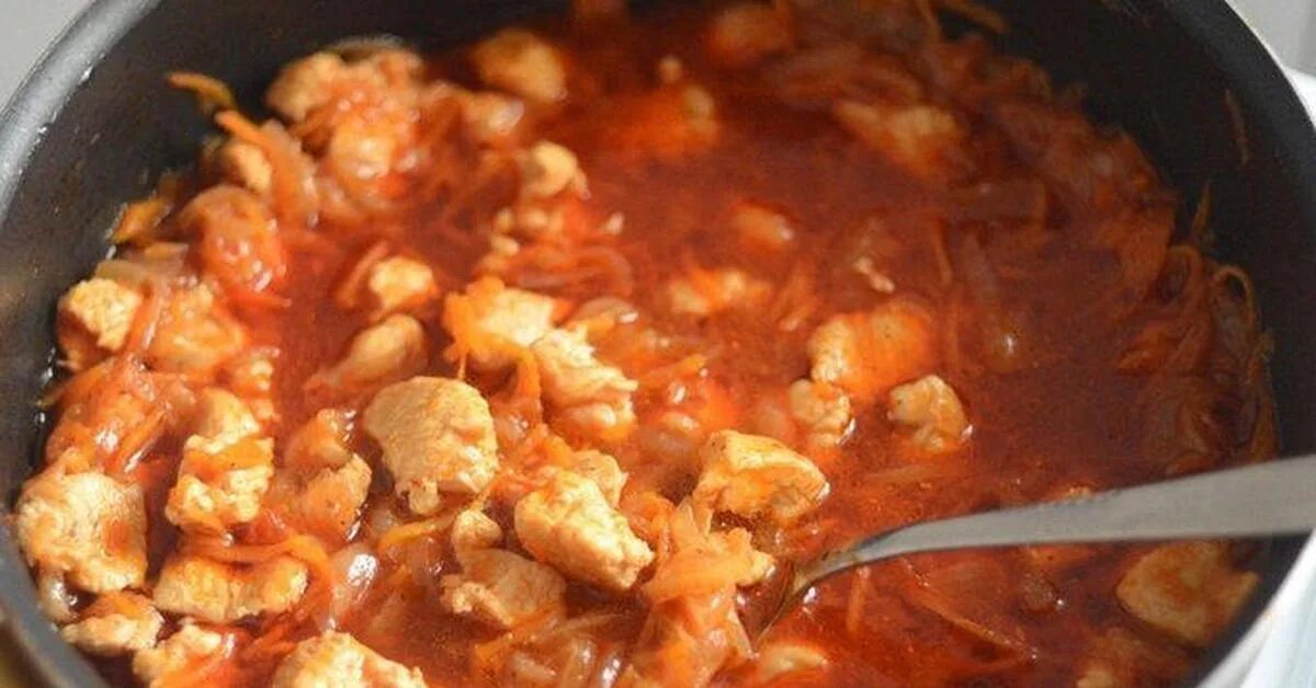 Курица с луком и томатной пастой. Гуляш из курицы с подливкой. Гуляш из куриной грудки. Гуляш из грудки курицы. Гуляш из курицы на сковороде с подливкой.