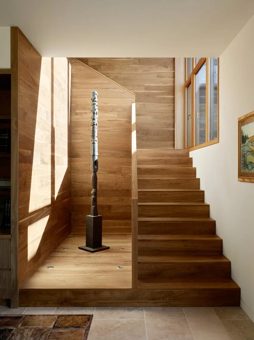 Лестница в доме. Лестницы деревянные к-003м. Лестница с полками. Лестница в доме. Красивые деревянные лестницы.