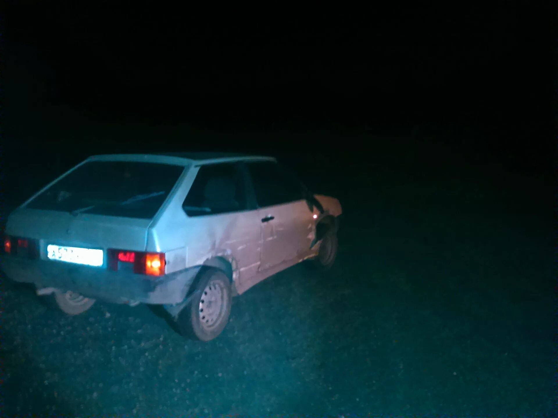 Сели в машину девятка. Машина в деревне. Ваз 2108 ночью. Сели в машину девятка. Сели в машину девятка.