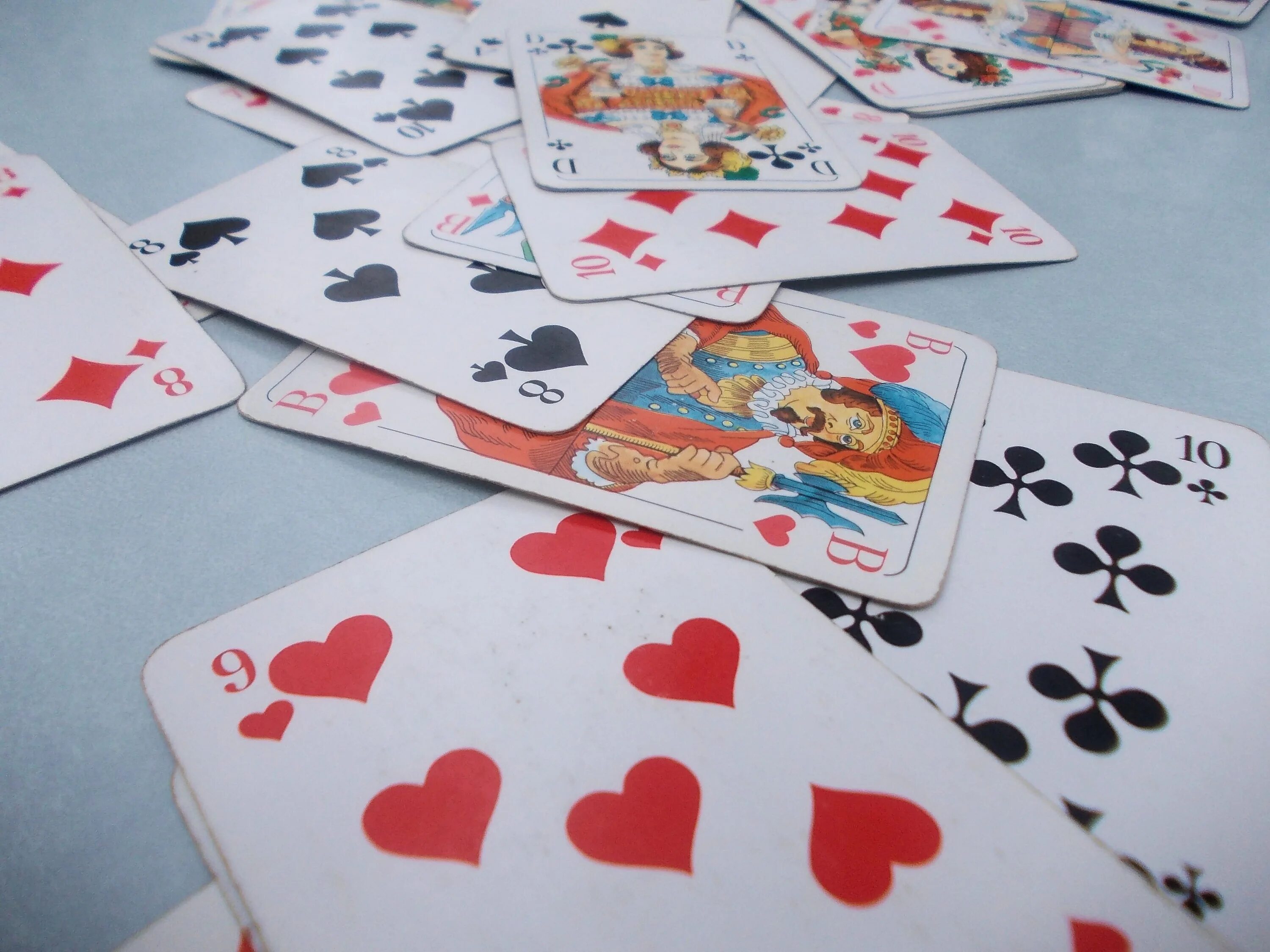 Карты игры выигрыш. Карточные игры. Красивые карточные игры. Карточки в азартных играх. Карточные игры на двоих.