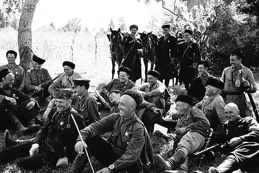 Казаки в великой отечественной войне. Казак ведущий лошадь. 4-й гвардейский кубанский казачий кавалерийский корпус. Казак вел. Казаки ркка форма.