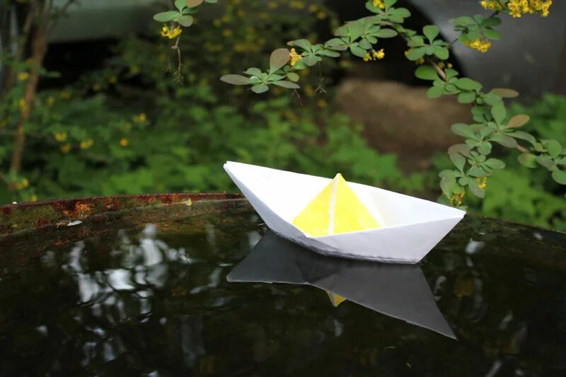 Кораблик из бумаги я по ручью пустил. Бумажный кораблик в ручье. Бумажный кораблик на воде. Бумажный кораблик в тазике. Гигантский бумажный кораблик.