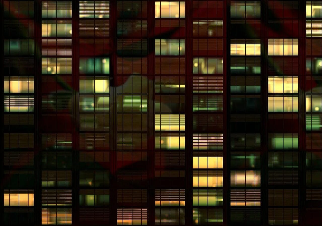 В окнах высотных зданий. Ночные окна домов. Текстура окна. Многоэтажный дом ночью. Текстура здания.