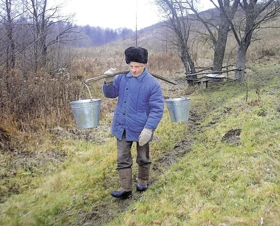 Мужчина с ведром. Мужчина с коромыслом. Парень с ведрами. Мужик несет воду.