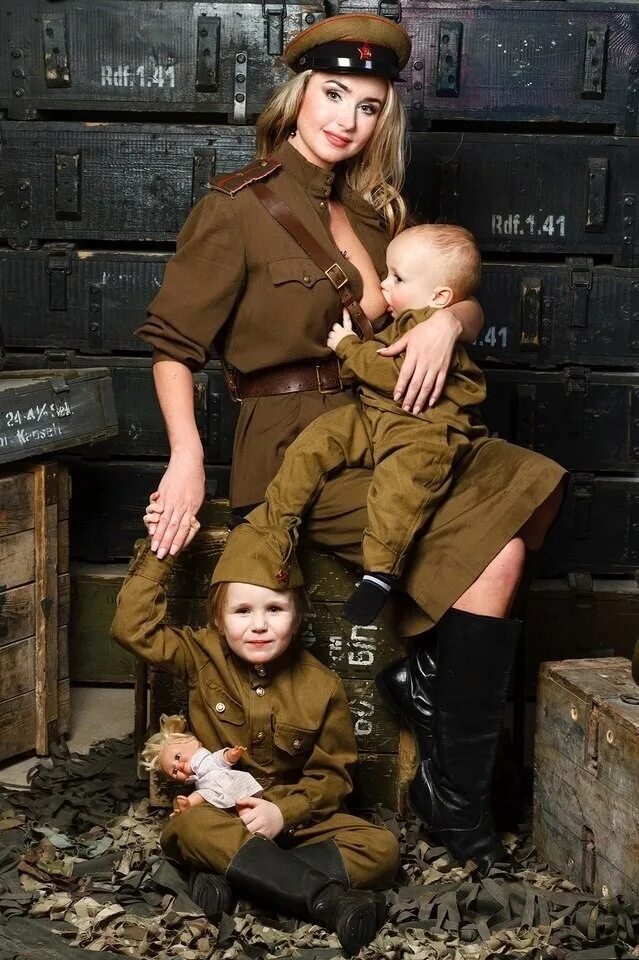 Семья 23 февраля. Фотосессия в военной форме. Малыш в военной форме. Детская фотосессия в военной форме. Фотосессия день Победы.