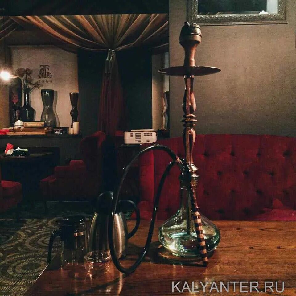 Курит кальян. Мск кальян. Модные кальянные москвы. Покурить кальян недорого. Покурить кальян недорого.