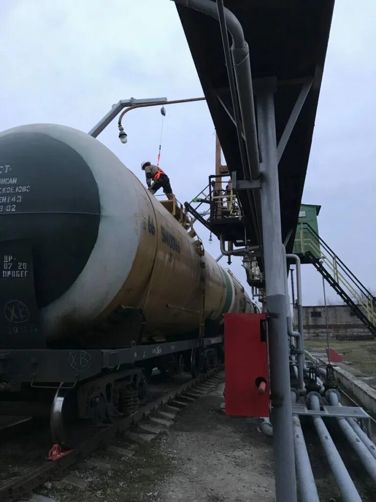Время слива из железнодорожных цистерн. Сливо-наливная эстакада жд. железнодорожная эстакада слива нефтепродуктов. налив нефти в жд цистерны.