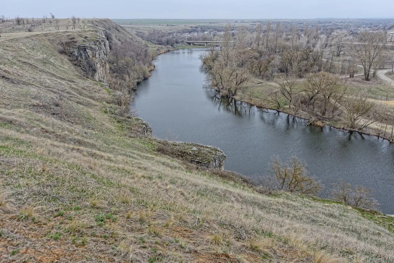 Жирнов фото. Жирновские скалы Ростовская область. Жирновские скалы Тацинский район. Посёлок Жирнов Тацинский район Ростовская область. Поселок Жирнов Ростовская область Тацинский район скалы.